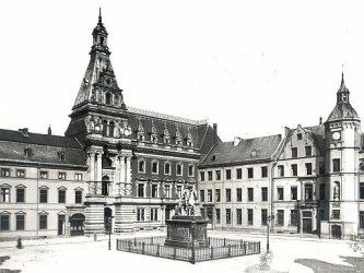 Dsseldorf, das Rathaus von 1884 im
                        "wilhelminischen" Stil der
                        Neorenaissance. Der Turm wurde um die
                        Jahrhundertwende wegen statischer Probleme
                        herabgesetzt
