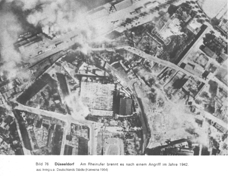 Bild 76: Dsseldorf. Am Rheinufer brennt es nach
                einem Angriff im Jahre 1942.