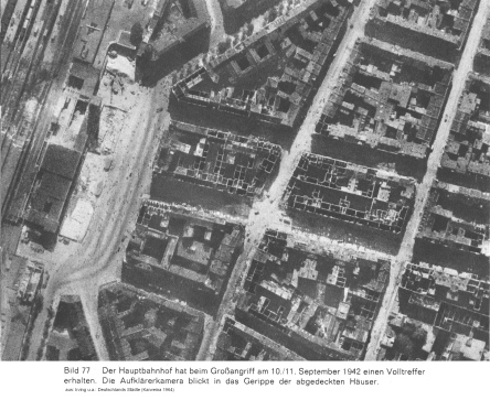 Bild 77: Dsseldorfs Hauptbahnhof mit
                        Volltreffer und Huser daneben ausgebrannt wie
                        offene Schachteln, Kontrollfoto von Mitte
                        September 1942 ca.