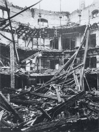 Opernhaus Dsseldorf zerstrt nach dem
                        Grossangriff vom 27. Januar 1943
