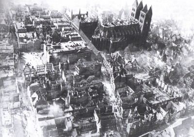 Lübeck mit Marienkirche
nach dem Bombardement vom 28. März 1942,
Luftaufnahme, die Häuser sind "offene
Schachteln" Lübeck mit
Marienkirche nach dem Bombardement vom 28. März
1942, Luftaufnahme, die Häuser sind "offene
Schachteln"