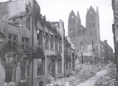 Lübeck, ein Strassenzug nach dem
Bombardement vom 28. März 1942 in Ruinen Lübeck, ein Strassenzug nach dem
Bombardement vom 28. März 1942 in Ruinen