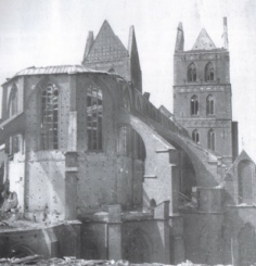 Lübeck, die Marienkirche nach dem
Bombardement vom 28. März 1942 in Ruinen Lübeck, die Marienkirche nach dem
Bombardement vom 28. März 1942 in Ruinen