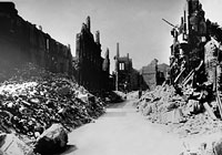 Mainz,
                die Stadthausstrasse nach den Grossangriffen vom 11. bis
                zum 13. 8. 1942 in Ruinen, der Schutt ist schon von der
                Strasse gerumt, September 1942 ca. [7]