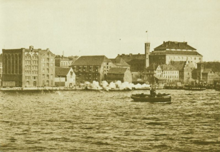 Kieler
                    Schloss von der Frde (Fjord) aus gesehen, 1893