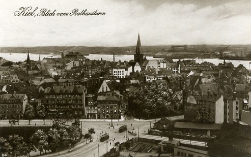 Kiel, Blick vom Rathausturm auf die
                              Frde und auf die Werften am Ostufer,
                              1925