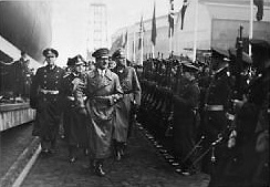 Der
                        "Fhrer" Adolf Hitler in Kiel bei der
                        Schiffstaufe des Kriegsschiffes
                        "Gneisenau", mit Generalfeldmarschall
                        von Blomberg und General Admiral Raeder, 8.
                        Dezember 1936