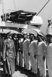 Der
                        "Fhrer" Adolf Hitler in Kiel auf dem
                        Schulungsschiff "Horst Wessel", 23.
                        Juli 1938