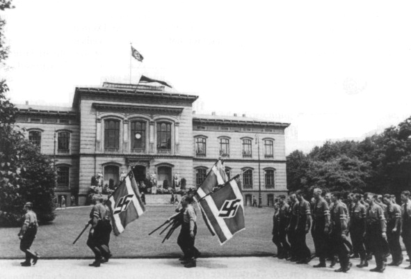Universitt Kiel, Nazi-Aufmarsch mit
                        Hakenkreuzfahnen vor dem Hauptgebude 1938