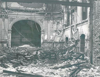 D�sseldorf nach dem Grossangriff vom 12.
                          Juni 1943, Rittersaal der Tonhalle zerst�rt