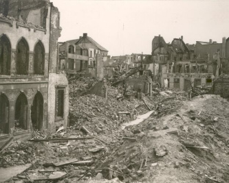 Akademiestrasse und Hafenstrasse mit
                          Schuttbergen, 1943 ca.