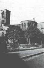 Gertrudiskirche ohne
                      Dach und Trmmer in der Kirche, 25. August 1943