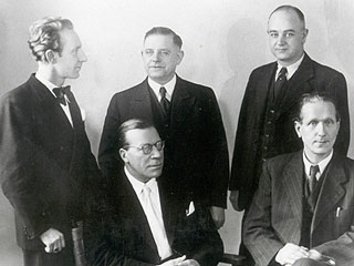 Die
                        Widerstandsgruppe um Rechtsanwalt Wiedenhofen.
                        Stehend von links nach rechts: Alois Odenthal,
                        Ernst Klein, Josef Lauxtermann. Sitzend von
                        links nach rechts: Karl August Wiedenhofen und
                        Karl Mller.