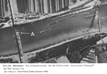 Mannheim, zerstrte Brcken, darunter die
                          Autobahnbrcke (A), 1945