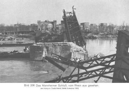 Mannheim, die zerstrte Rheinbrcke mit Sicht auf
                  das Schloss, 1945