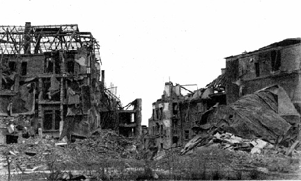 Ludwigshafen, Industriebauten in
                Ruinen 1944 ca.