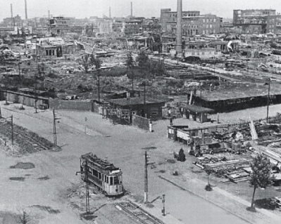 Ludwigshafen, das
                      Werksgelnde am Tor 3 in Ruinen nach dem Krieg
                      [21]