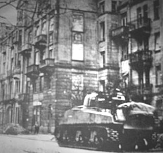 Ein
                        "amerikanischer" Sherman-Panzer beim
                        Einmarsch in Mannheim, 29.3.1945 ca. [52]