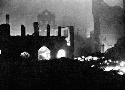Frankfurt, glhende Ruinen in einer Nacht im Jahre
              1944