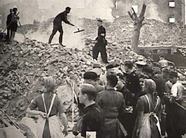 Hitler-Jugend bei der Trmmerrumung
                      in Frankfurt am Main, 1944 ca.