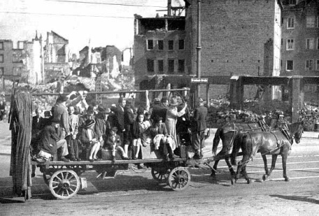 Frankfurt am Main
                        1945: Pferde-Leiterwagen fungiert als Tram