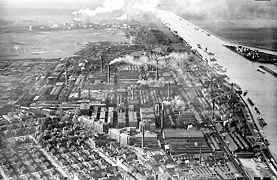 Ludwigshafen, Industrieareal und dahinter Oppau,
                Luftaufnahme von 1939