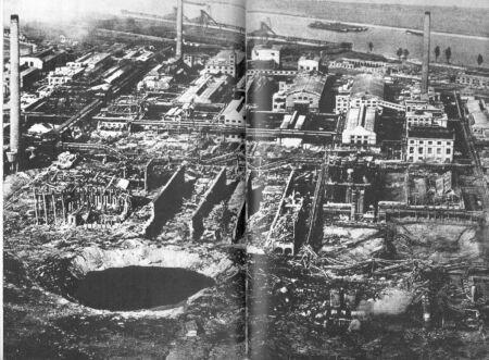 Der Krater von Oppau nach der Explosion des
Ammoniakwerkes der BASF (Düngemittelhalle) 1921 Der Krater von Oppau nach der
Explosion des Ammoniakwerkes der BASF (Düngemittelhalle)
1921