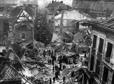 Die Schutthalde in Antwerpen durch den
                        V2-Raketeneinschlag vom 13. Oktober 1944 an der
                        Ecke Schildersstraat / Karel Rogirstraat, mit
                        Beschdigung des Kunstmuseums (grosse Mauer
                        rechts im Bild). [7]