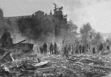 Die Schutthalde in Antwerpen durch den
                        V2-Raketeneinschlag vom 13. Oktober 1944 an der
                        Ecke Schildersstraat / Karel Rogirstraat, mit
                        Beschdigung des Kunstmuseums, Sicht von unten
                        von der Schutthalde aus auf das Kunstmuseum im
                        Hintergrund [8]