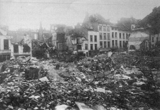 Die Schutthalde in Antwerpen an der
                  Bontemantelstraat, verursacht durch den
                  V2-Raketeneinschlag vom 28.10.1944 [6]