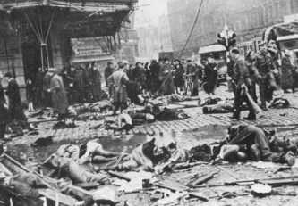 Antwerpen, Teniers Plaats an der
                              Keyserlei nach dem V2-Treffer vom 27.
                              November 1944, berlebende und Leichen auf
                              dem Strassenpflaster