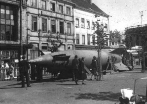 Antwerpen Groenplaats (Grnplatz),
                        Kriegsmaterialausstellung Juli 1945, Ausstellung
                        der V2-Rakete [10,13]