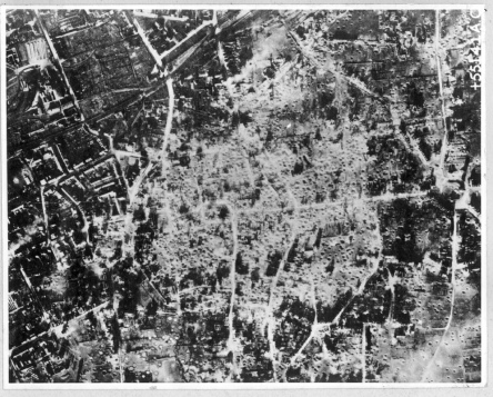 D�ren vor dem Vernichtungsangriff nach 16.
                      November 1944, Luftaufnahme, Trichterlandschaft