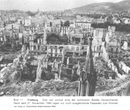 Bild 11: Freiburg im Breisgau in Ruinen
                        (02), Sicht vom Mnster in Richtung Norden nach
                        Neuburg und Herdern