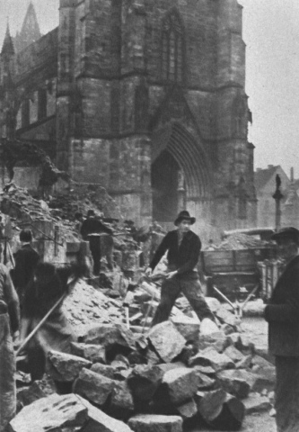 Bild 12: Freiburg im
                        Breisgau, Schuttrumung vor dem Mnster nach
                        Kriegsende