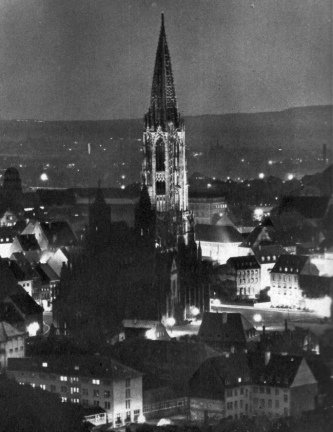 Bild 13: Freiburg im Breisgau der 1960er
                          Jahre, das Mnster bei Nacht