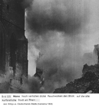 Bild 225: Die Ruinen von Mainz sind noch
                        unter Rauchwolken, die Ruinen sind noch nicht
                        sichtbar