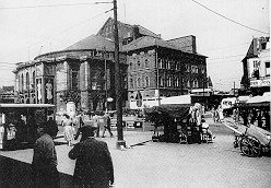 Mainz, das Stadttheater am
                Gutenbergplatz wiederaufgebaut 1952