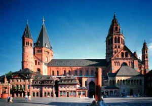 Mainz, der Dom steht wie vor 100 Jahren da