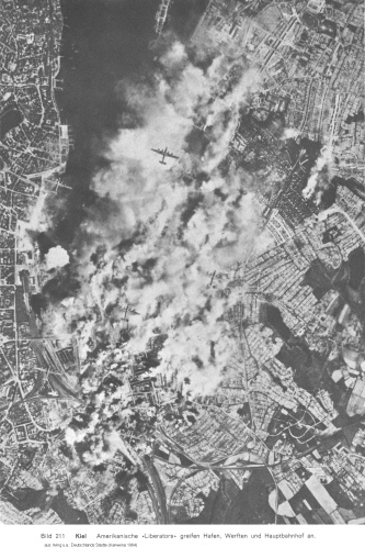 Bild 211: Kiel, Angriff von Liberators auf Hafen,
                  Werften und Hauptbahnhof