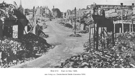 Kiel in Ruinen, Mai 1945. Die Strassen sind
                      schon leergerumt und wieder befahrbar.