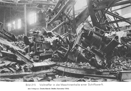 Bild 215: Kiel, zerstrte Werft,
                        Volltreffer in die Maschinenhalle einer
                        Schiffswerft von Kiel