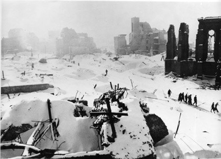 Kiel in Ruinen im Schnee
                    1945 / 1946