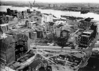 Kiel in Ruinen nach Mai 1945, Westufer mit
                        Blick auf das Ostufer mit den Werften. Viele
                        Ruinen und Schutt sind schon weggerumt.