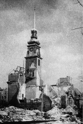 Die
                      Lutherkirche Kiel wird am 4. April 1945
                      kaputtgebombt, nur der Kirchturm bleibt stehen