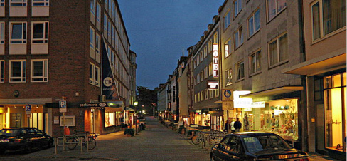 Kiel, Blick in die Dnische Strasse 2005 ca.
                      mit deutschen 08/15-Hausbauten. Von der Altstadt
                      blieb allein das Strassenpflaster. Nicht einmal
                      die Fenster sind im alten Format gehalten.