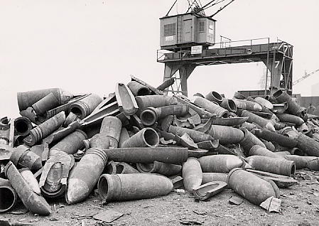 Gesammelte
                    Kriegsschiffmunition zur Versenkung in der Ostsee
                    1945 (was wiederum zu Altlasten in der Ostsee
                    fhrt)