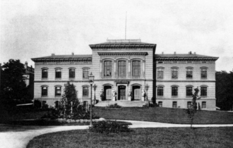 Das Hauptgebude der
                    Universitt Kiel um 1938 vor dem Krieg
