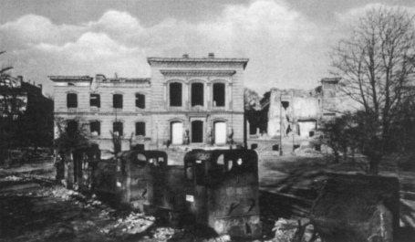 Das Hauptgebude der
                    Universitt Kiel nach dem Mai 1945 mit einer
                    Trmmerbahn davor