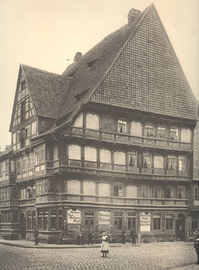 Eckriegelhaus (Fachwerkbau) in Hildesheim,
                    1930er Jahre ca.